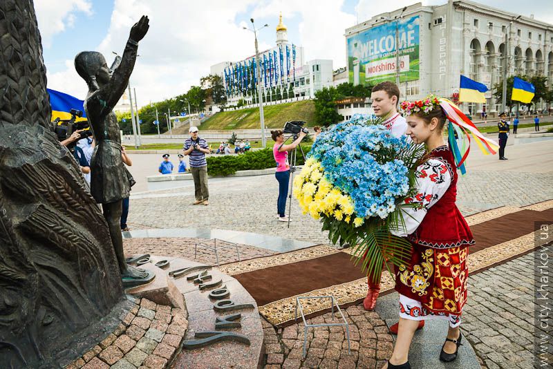 Харків'яни поклали квіти до монументу Незалежності