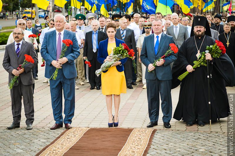 Харків'яни поклали квіти до монументу Незалежності