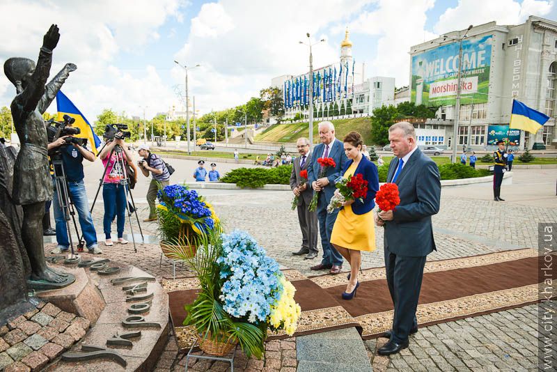 Харків'яни поклали квіти до монументу Незалежності