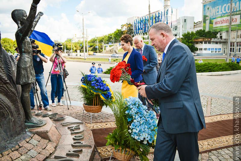Харків'яни поклали квіти до монументу Незалежності