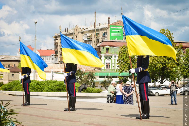 Харків'яни поклали квіти до монументу Незалежності