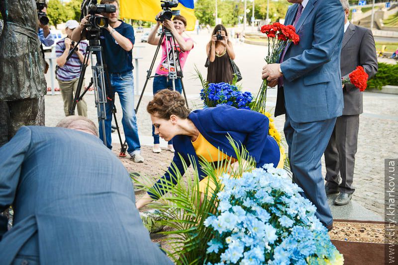 Харків'яни поклали квіти до монументу Незалежності