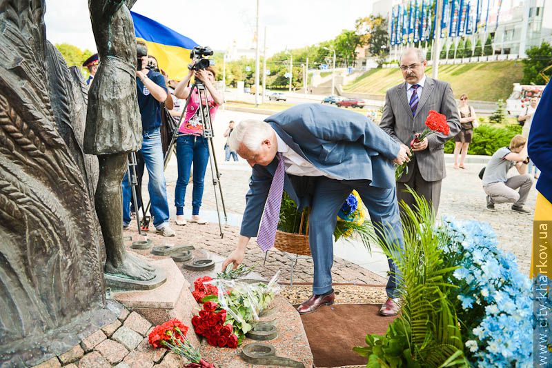 Харків'яни поклали квіти до монументу Незалежності