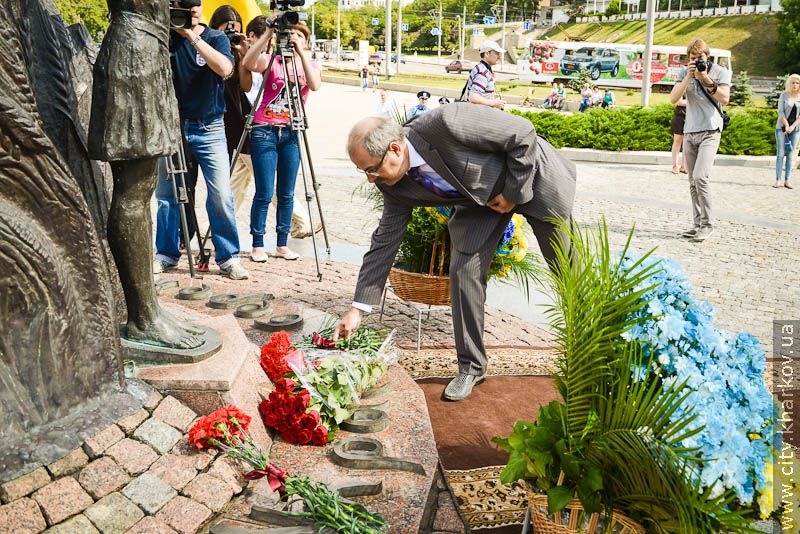 Харків'яни поклали квіти до монументу Незалежності