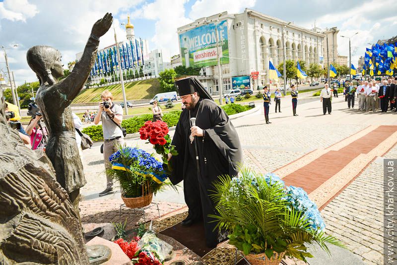 Харків'яни поклали квіти до монументу Незалежності