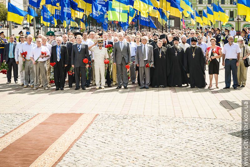 Харків'яни поклали квіти до монументу Незалежності