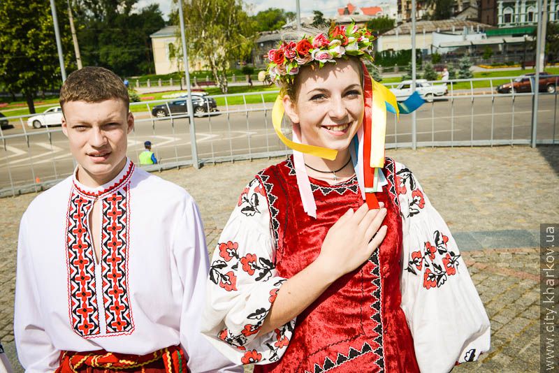 Харків'яни поклали квіти до монументу Незалежності