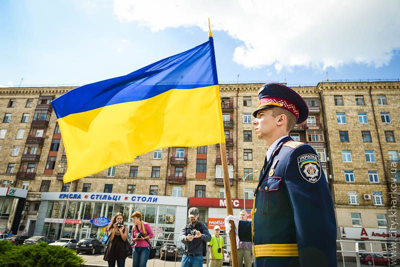 Харків'яни поклали квіти до монументу Незалежності