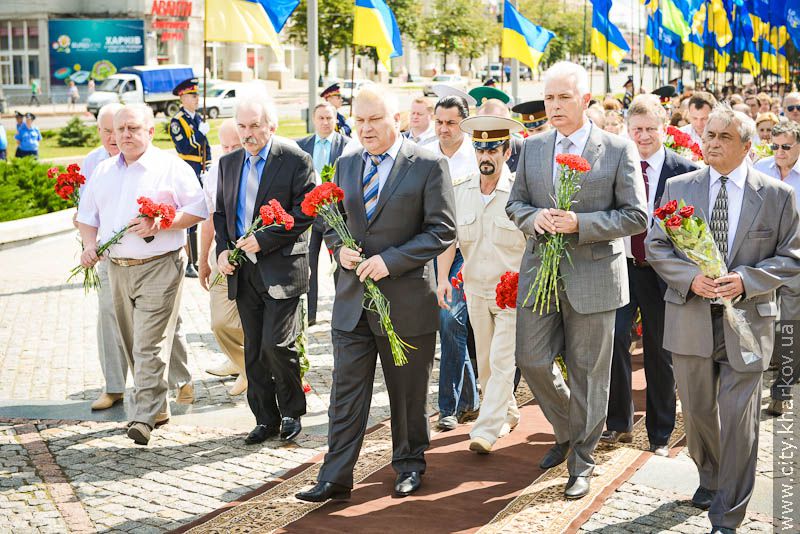 Харків'яни поклали квіти до монументу Незалежності