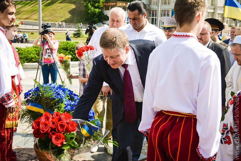 Харків'яни поклали квіти до монументу Незалежності