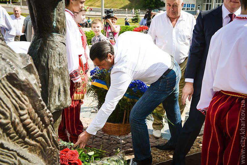 Харків'яни поклали квіти до монументу Незалежності