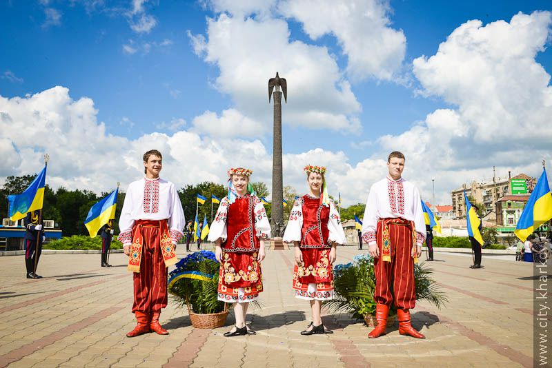 Харків'яни поклали квіти до монументу Незалежності
