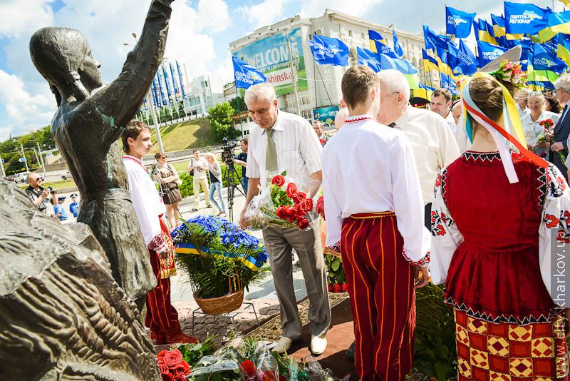 Харків'яни поклали квіти до монументу Незалежності