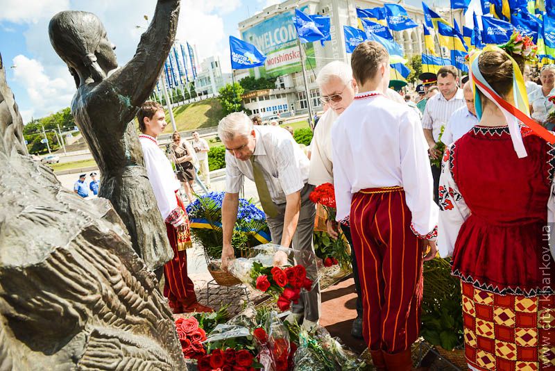 Харків'яни поклали квіти до монументу Незалежності