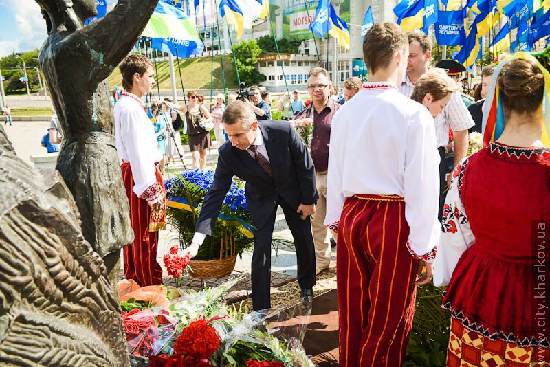 Харків'яни поклали квіти до монументу Незалежності