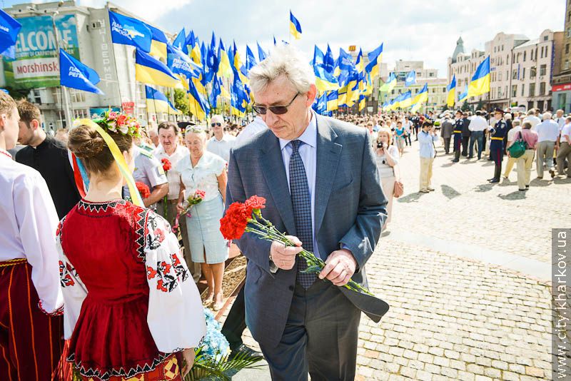 Харків'яни поклали квіти до монументу Незалежності