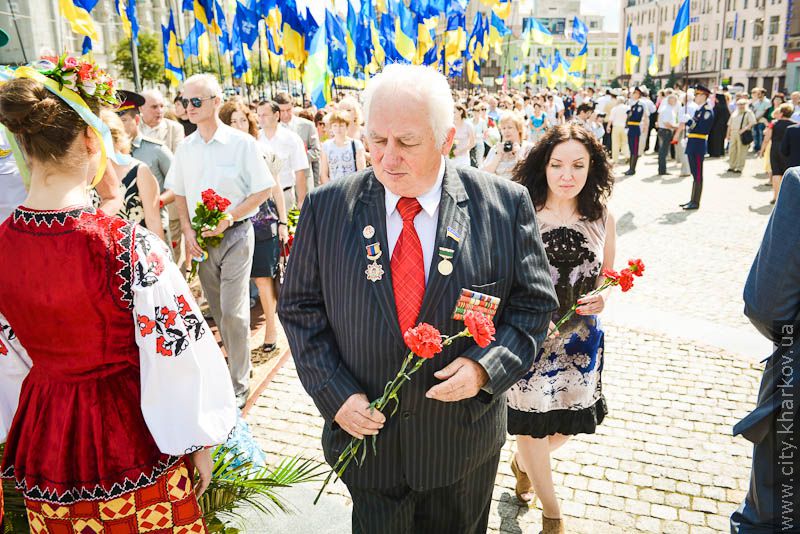 Харків'яни поклали квіти до монументу Незалежності