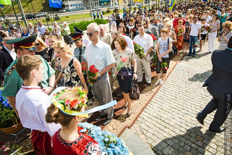 Харків'яни поклали квіти до монументу Незалежності