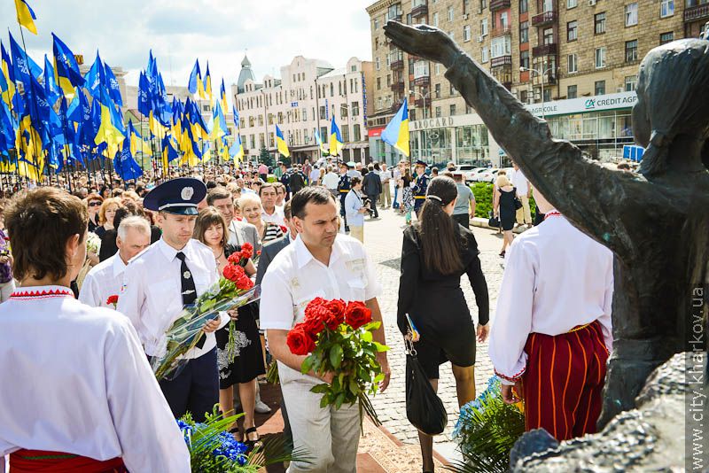 Харків'яни поклали квіти до монументу Незалежності