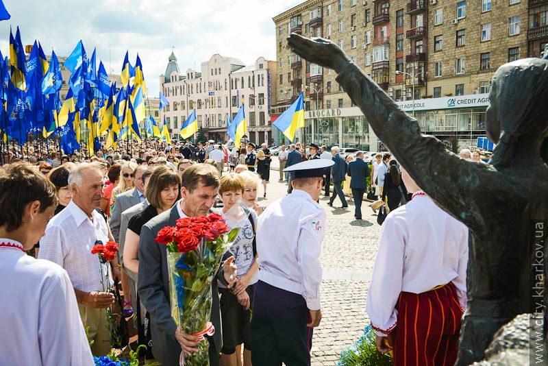 Харків'яни поклали квіти до монументу Незалежності