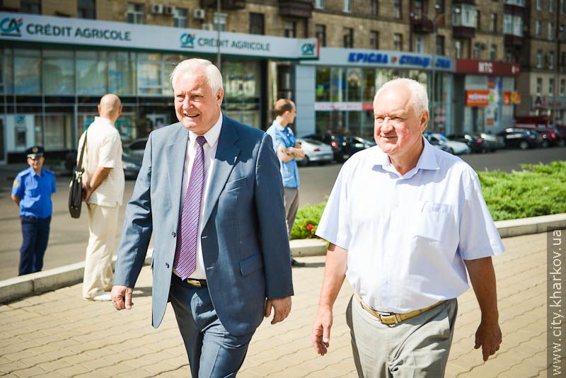 Харків'яни поклали квіти до монументу Незалежності