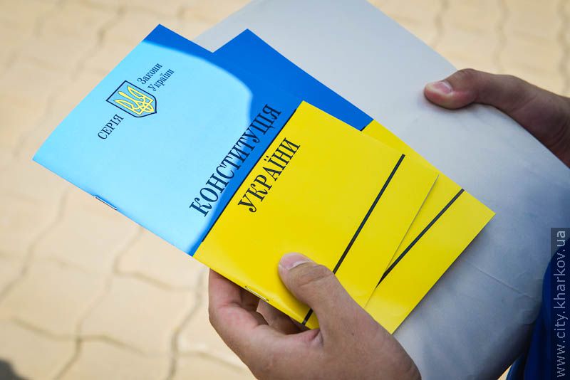 Харків'яни поклали квіти до монументу Незалежності