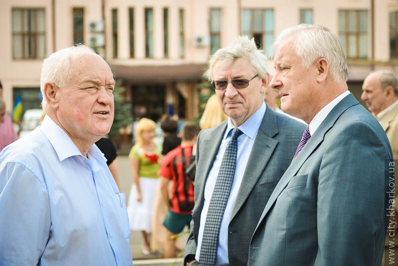 Харків'яни поклали квіти до монументу Незалежності