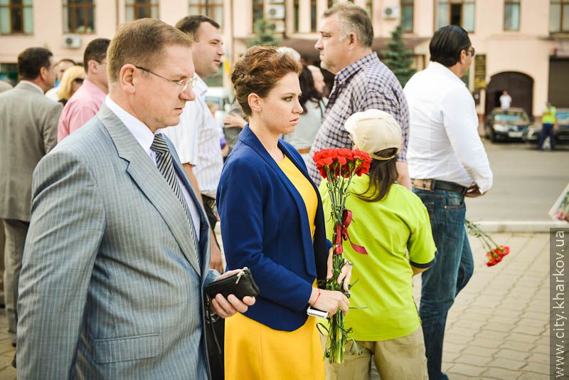 Харків'яни поклали квіти до монументу Незалежності