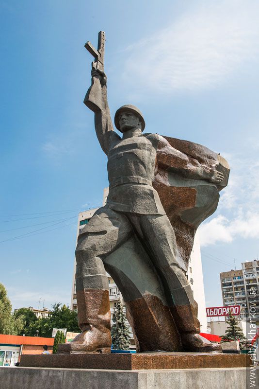 Пам'ятник Воїну-визволителю приводять до ладу