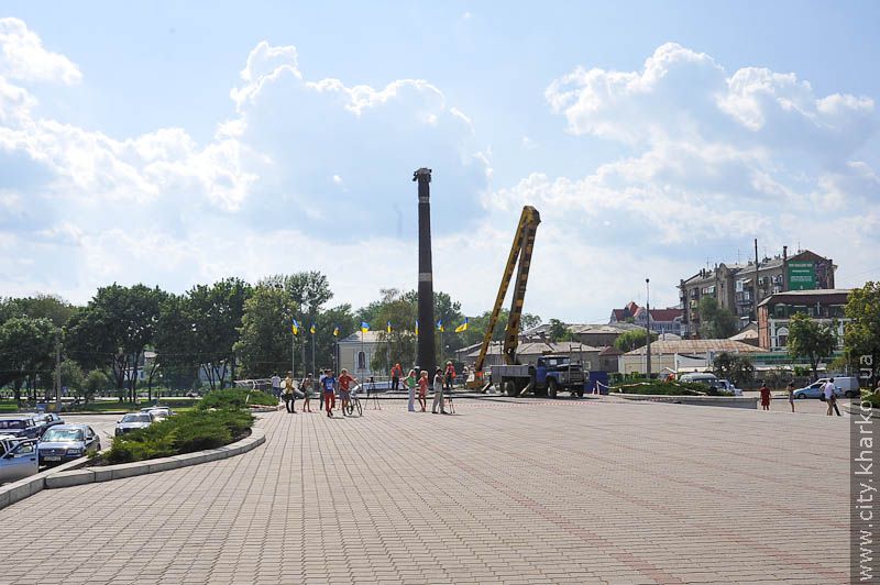 На майдані Рози Люксембург почали демонтувати пам'ятник