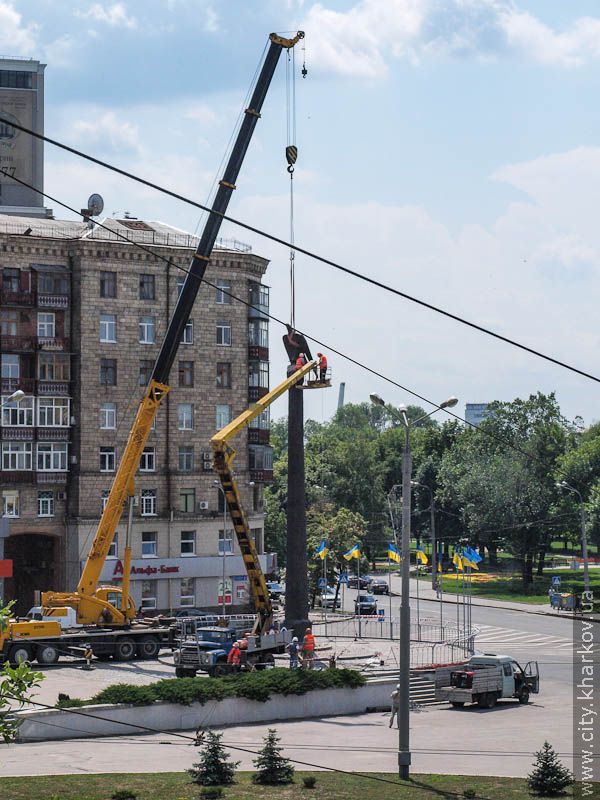 На майдані Рози Люксембург почали демонтувати пам'ятник
