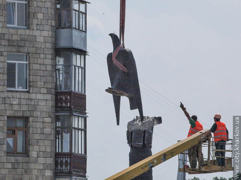 На майдані Рози Люксембург почали демонтувати пам'ятник