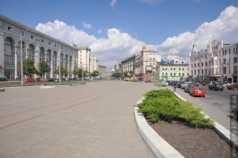 На майдані Рози Люксембург почали демонтувати пам'ятник