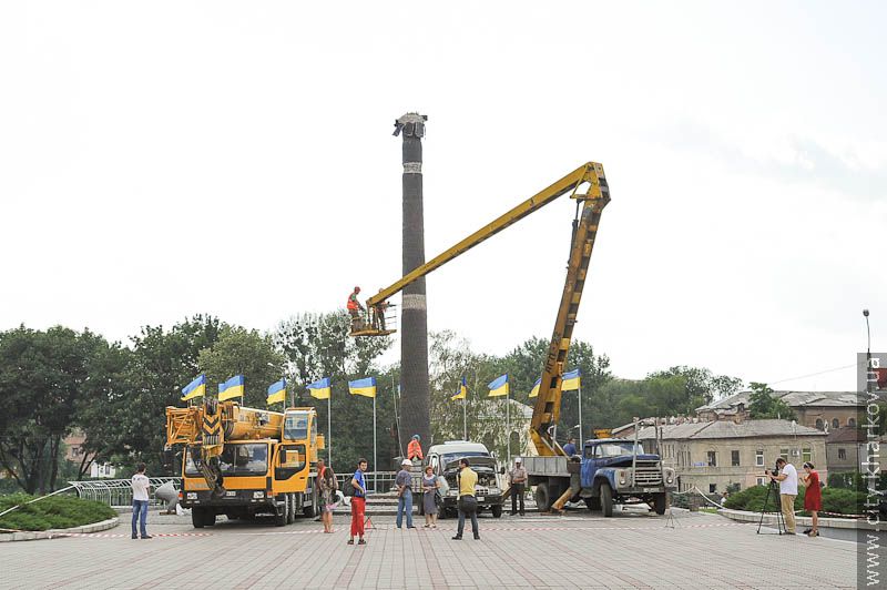 На майдані Рози Люксембург почали демонтувати пам'ятник