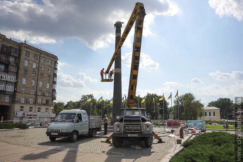 На майдані Рози Люксембург почали демонтувати пам'ятник