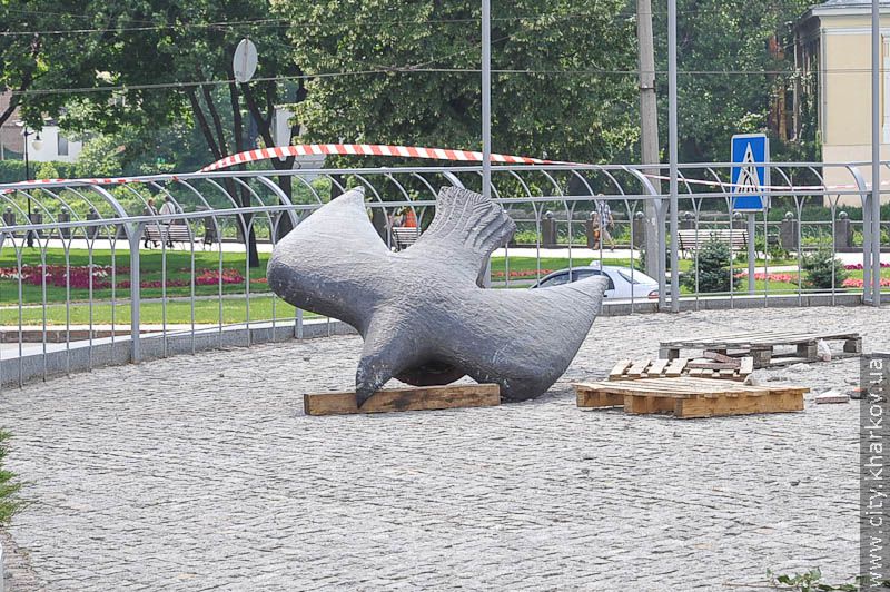 На майдані Рози Люксембург почали демонтувати пам'ятник