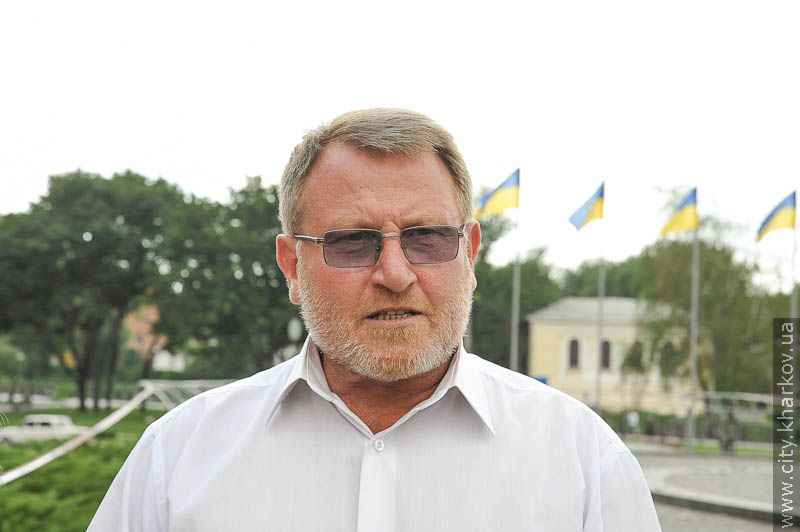 На майдані Рози Люксембург почали демонтувати пам'ятник