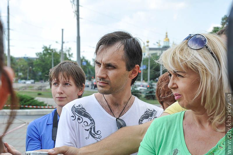 На майдані Рози Люксембург почали демонтувати пам'ятник