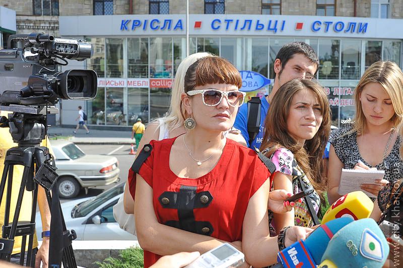 На майдані Рози Люксембург почали демонтувати пам'ятник