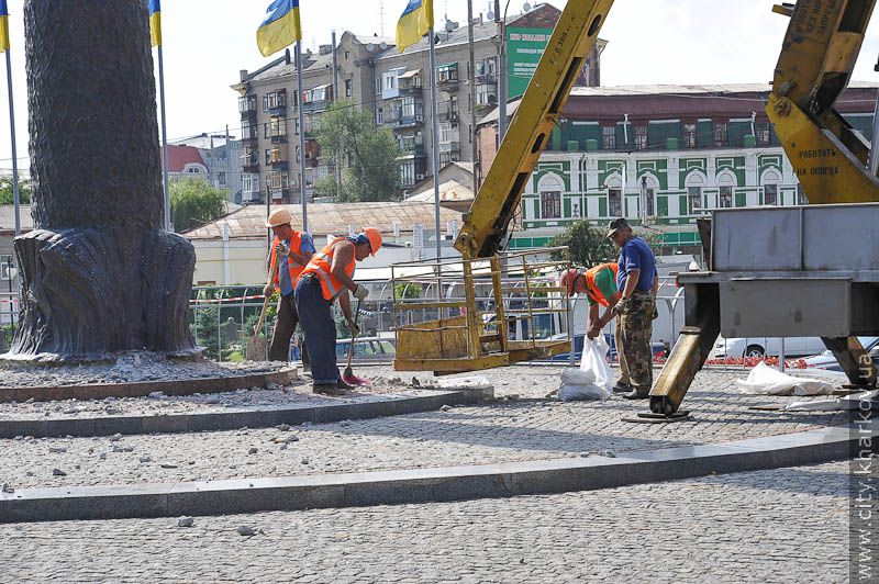 На майдані Рози Люксембург почали демонтувати пам'ятник