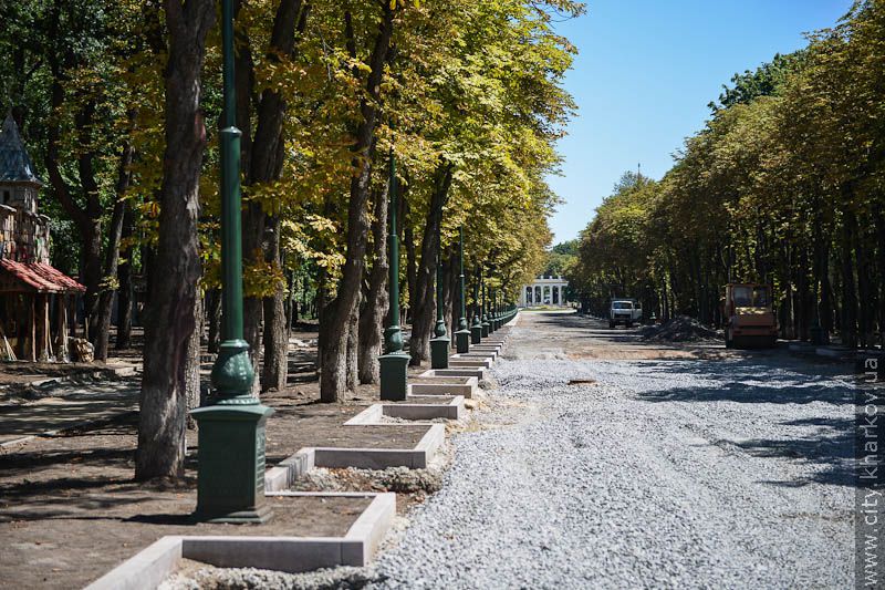 Завершується монтаж усіх атракціонів у парку імені Горького