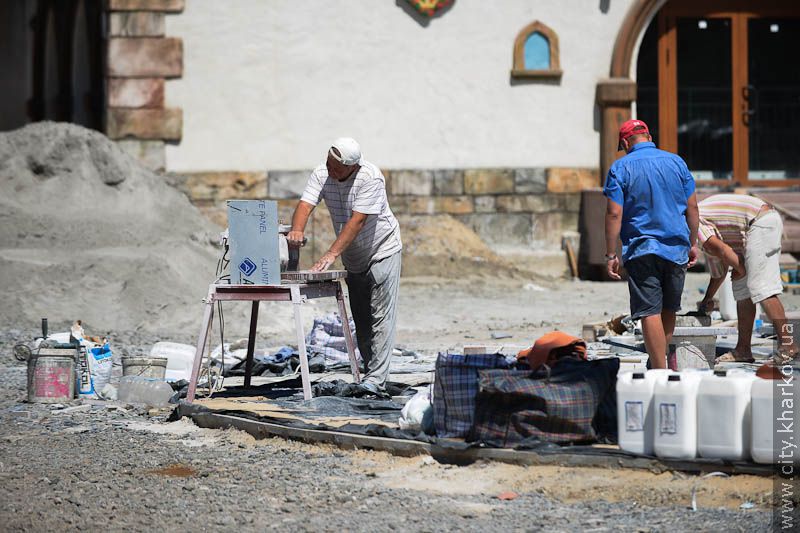 Завершується монтаж усіх атракціонів у парку імені Горького