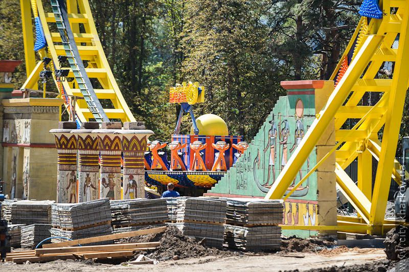 Завершується монтаж усіх атракціонів у парку імені Горького
