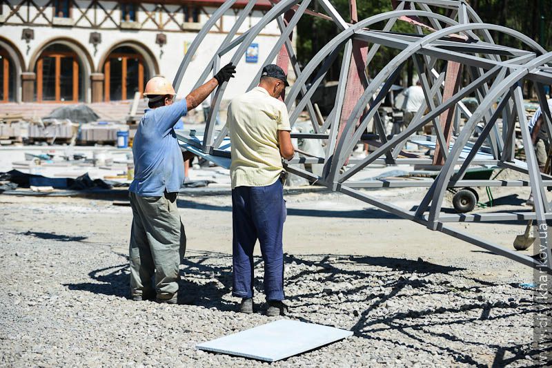 Завершується монтаж усіх атракціонів у парку імені Горького