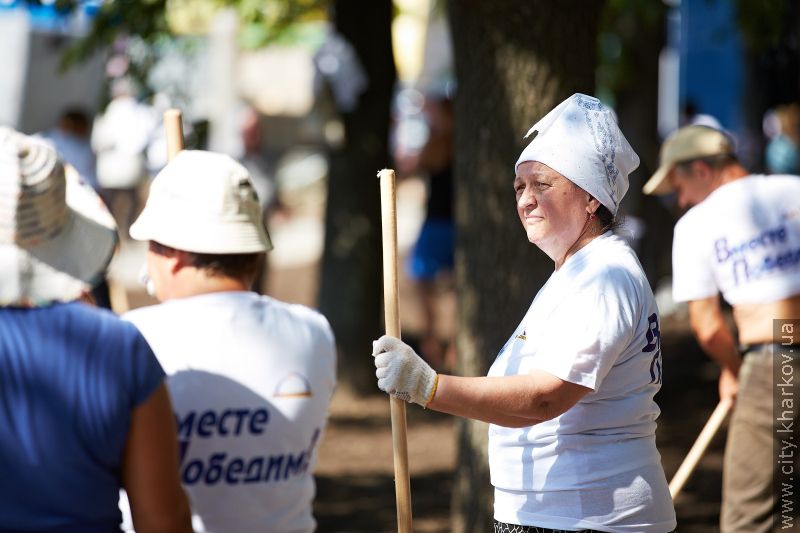 У сквері по вулиці 23 Серпня пройшов суботник