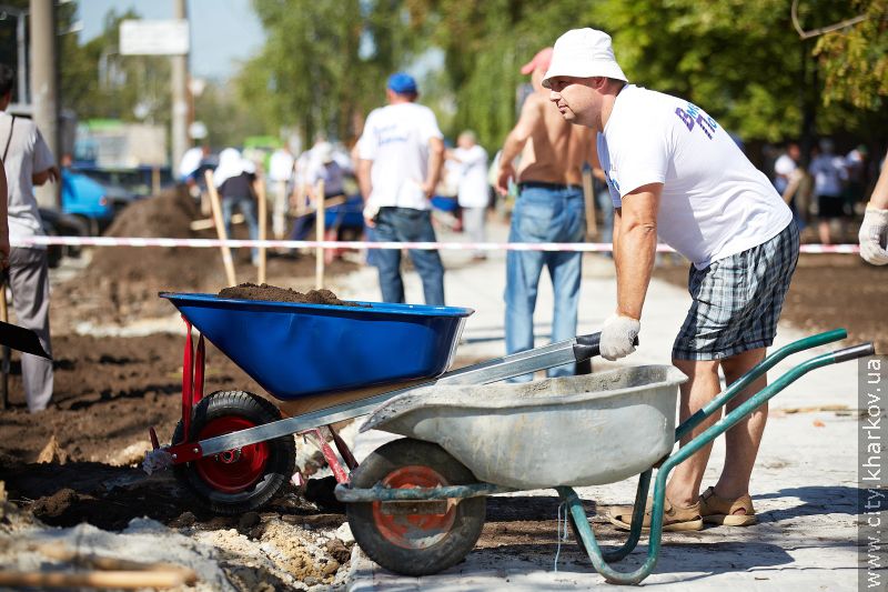 У сквері по вулиці 23 Серпня пройшов суботник