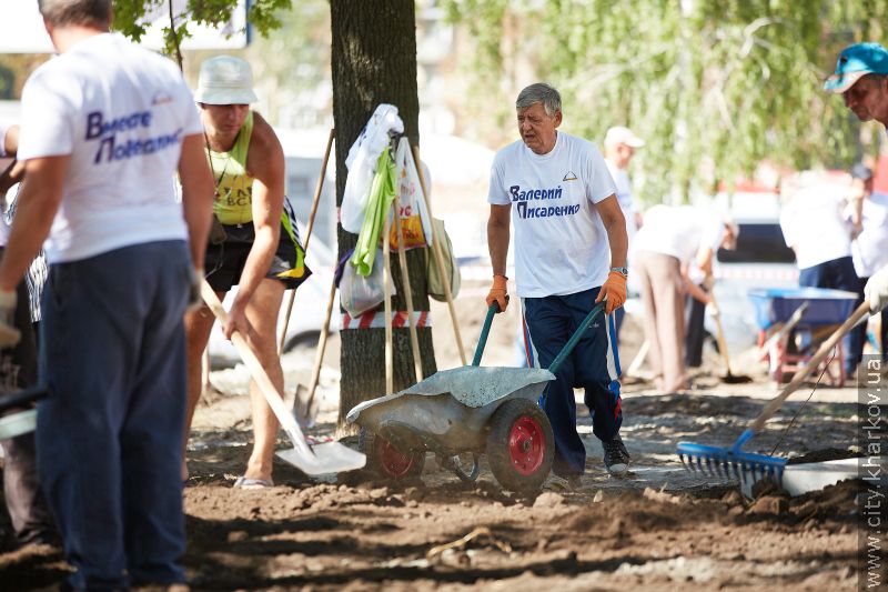 У сквері по вулиці 23 Серпня пройшов суботник