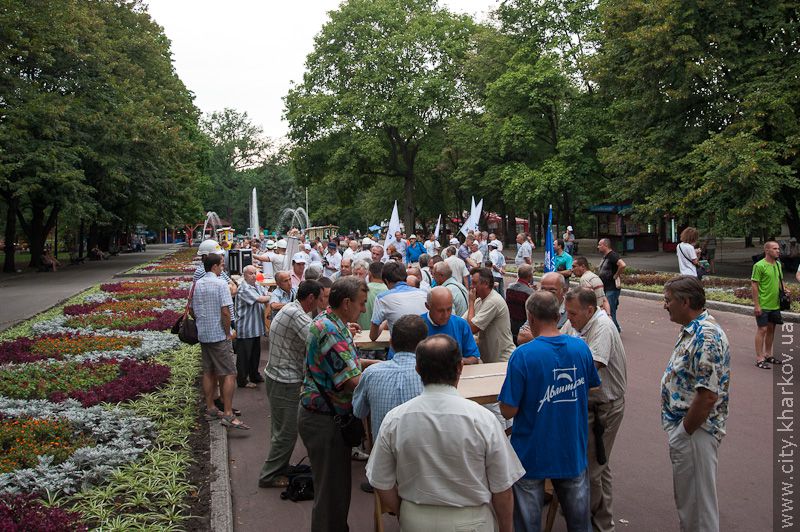 У саду Шевченка пройшли змагання з гри в доміно (оновлено)