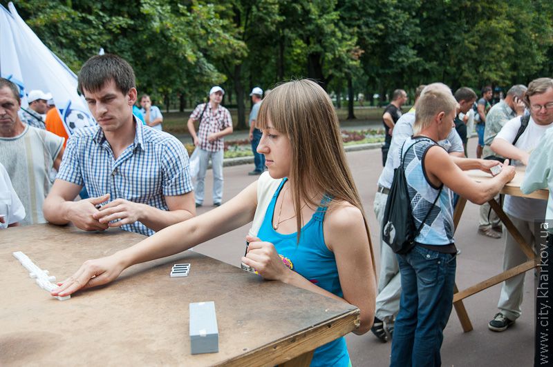 У саду Шевченка пройшли змагання з гри в доміно (оновлено)