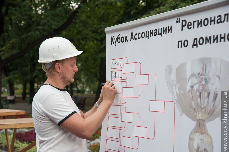 У саду Шевченка пройшли змагання з гри в доміно (оновлено)